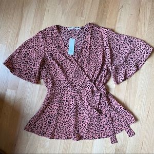 NWT Francesca’s elastic/tie leopard short sleeved shirt. Size small.